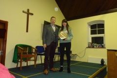Lea-Mererid-Pwllheli-gyda-Trystan-Lewis-yn-derbyn-Tlws-Coffa-Elfyn-am-offerynnwr-mwyaf-addawol-yr-eisteddfod
