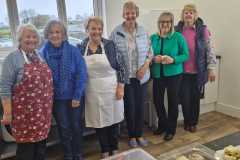 Criw-cynorthwyo-yn-y-gegin-Eisteddfod-Capel-Bryngwenith-2026