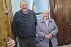 Huw-Adams-a-Morfydd-Davies-yn-y-drws-yn-croesawu-pawb