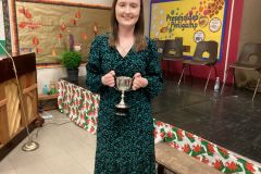 Ffion-Thomas-yn-ennill-cystadleuaerh-yr-Unawd-Gymraeg