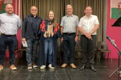 Llinos-Dafydd-yn-ennill-cystadleuaeth-y-gadair-yn-rhoddedig-gan-gwmni-Agi-Adviser-Castellnewydd-Emlyn