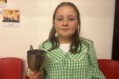 Enillydd-y-cwpan-her-er-cof-am-Mr-a-Mrs-Wil-Evans-Brynawen-ir-unawdydd-mwyaf-addawol-o-dan-12