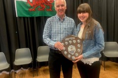 Leah-Mererid-Pwllheli-Cystadleuydd-gorau-yn-yr-Adran-Ryddiaith-Tlws-er-cof-am-Mr-a-Mrs-Gwyndaf-Davies
